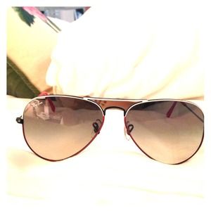 Super cute ray bans!