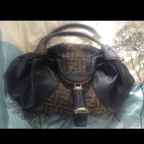 🎉REDUCED 🎉Medium Fendi Spy bag