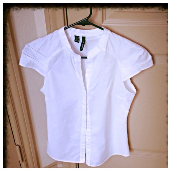 SOLD IN BUNDLE Crisp white shirt, size xs