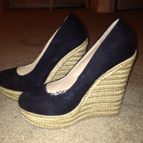 Adorable black wedges! - Picture 2 of 2
