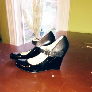 Nine West classic black wedges!