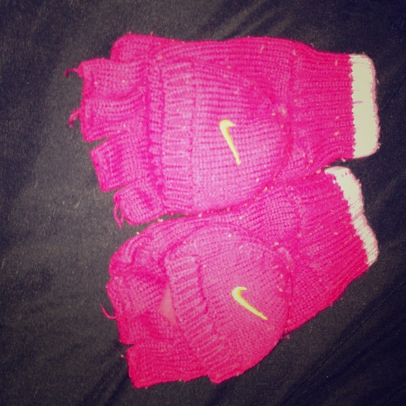 💢SOLD💢 Nike mittens ONLY 3$ 😊