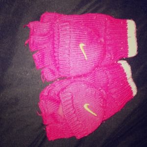 💢SOLD💢 Nike mittens ONLY 3$ 😊