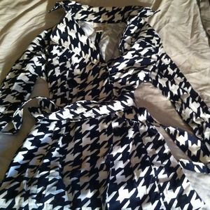 Black and white dog-tooth fall blazer