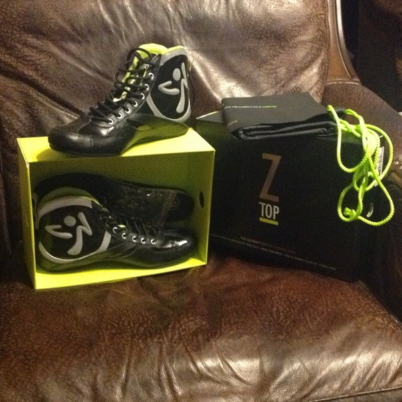 BLACK ZUMBA Z-TOP SNEAKERS NEW IN BOX NEVER WORN