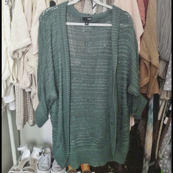 ❌📦 SOLD --Sage Green Slouchy Knit Cardigan Size M