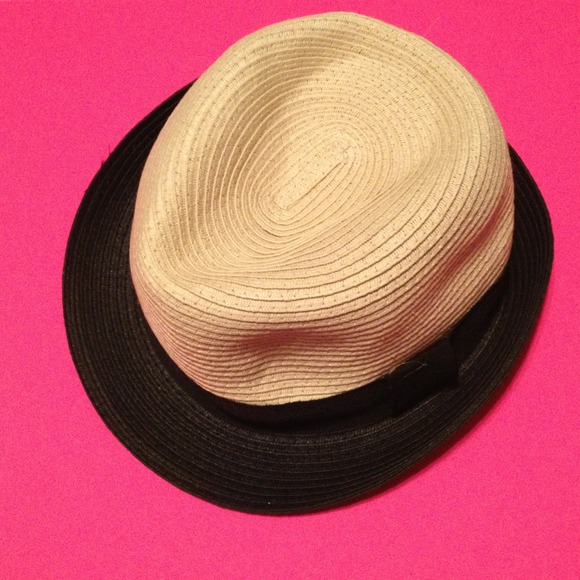 Tan and black fedora