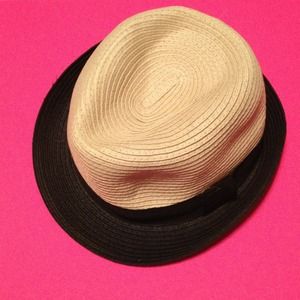 Tan and black fedora