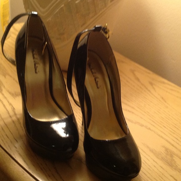 Black pumps