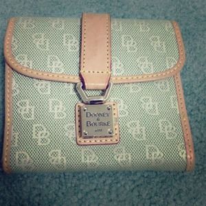 💢REDUCED💢authentic Dooney & Bourke wallet