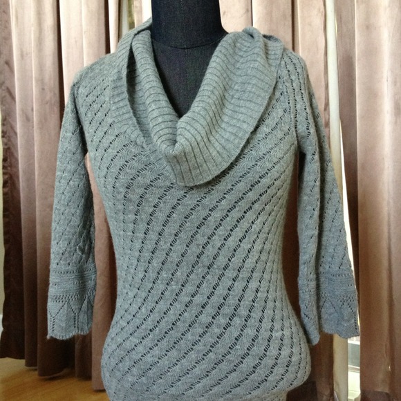 Cute Grey sweater pair up with jeans & cute boots