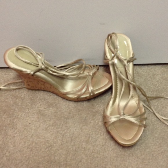 NEW Nine West gold and cork wrap wedges 8.5