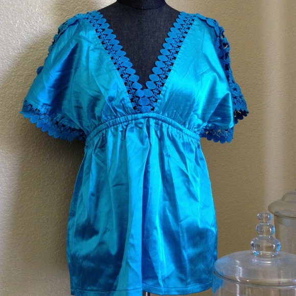 Super cute Turquoise blouse