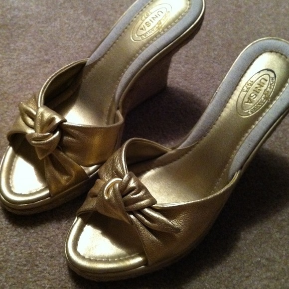 Gold wedges with top knot