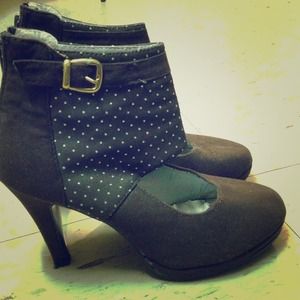 A classy pair of dark brown heels!