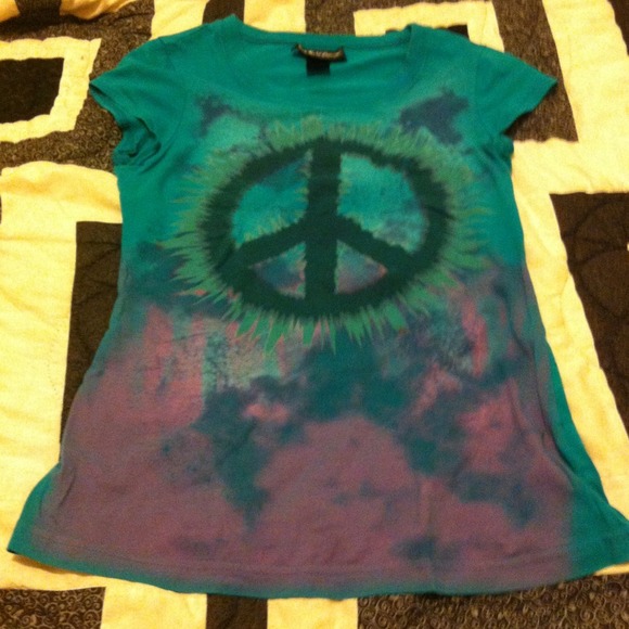 Peace sign tee.