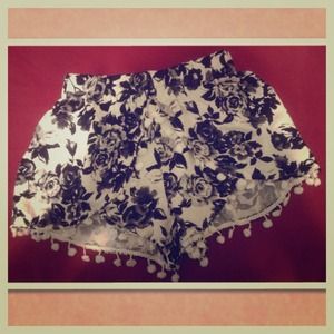 *REDUCED* NW LF PETAL SHORTS FIT SIZE XS-M