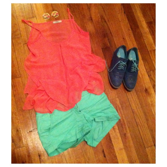 Tops - 🎉SOLD-BUNDLED FOR KRISTYN🎉Coral flowy top