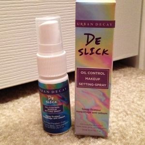 SOLD Urban Decay De-slick setting spray