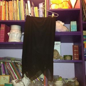 Mid drift black skirt