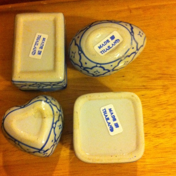 Vintage hand paint small Jewelry box - Picture 2 of 3