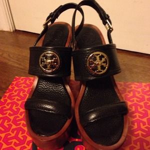 Tory Burch. Blk Selma Wedge Sandals. Size 6. NEW