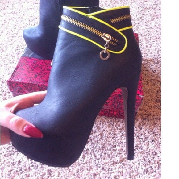 NWOT-Blk Platform Ankle Boots