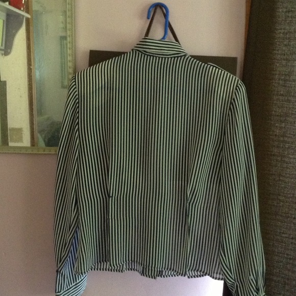 Button down shirt. 👚HOST-PICK by-CASSANDRAKNOX !! - Picture 2 of 4