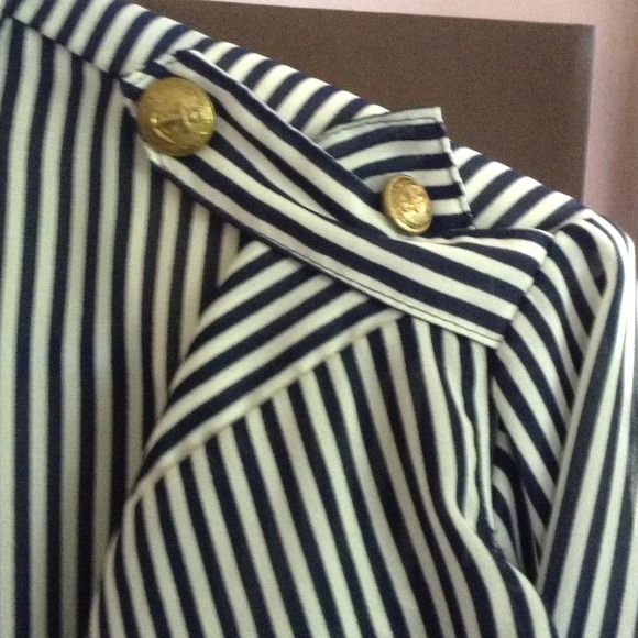 Button down shirt. 👚HOST-PICK by-CASSANDRAKNOX !! - Picture 3 of 4