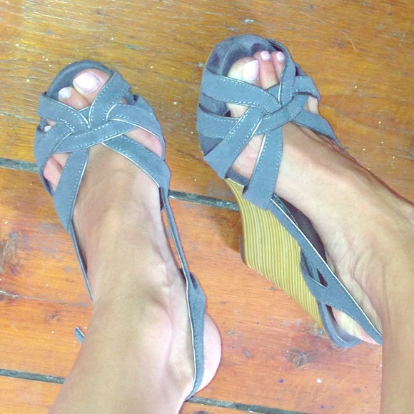 Old Navy women's size 8 grey strappy wedges