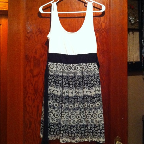 Small mid thigh sleeveless cream and black dress