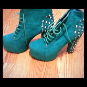 Inspired turquoise spiked litas (like new)