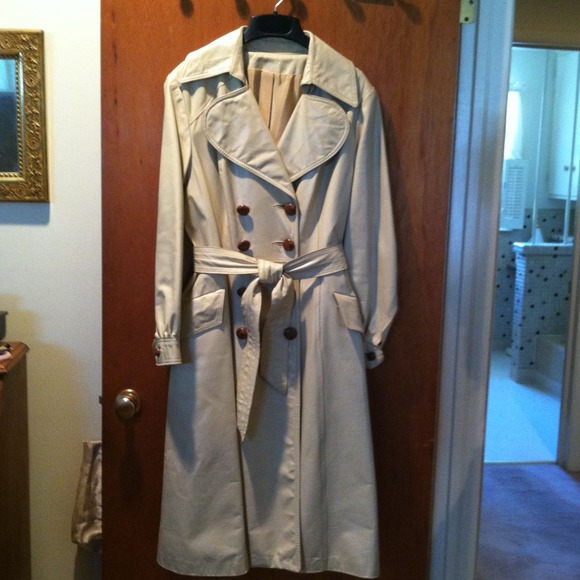 Vintage 1972 woman's ivory leather coat