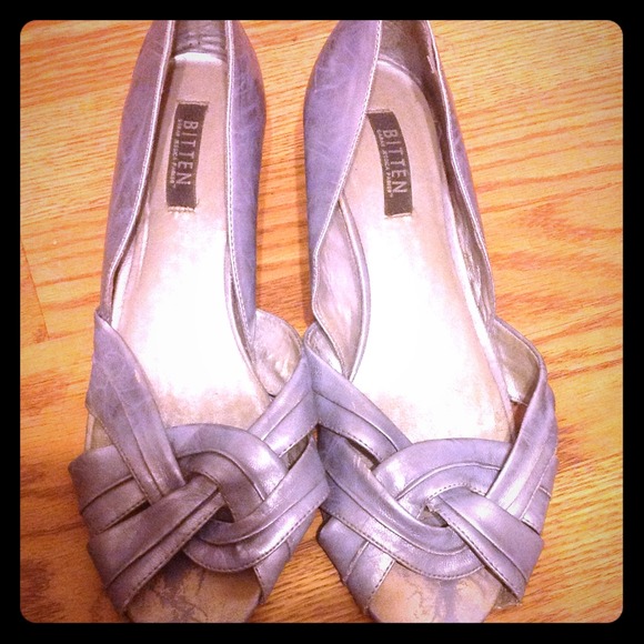 Peep toe flats