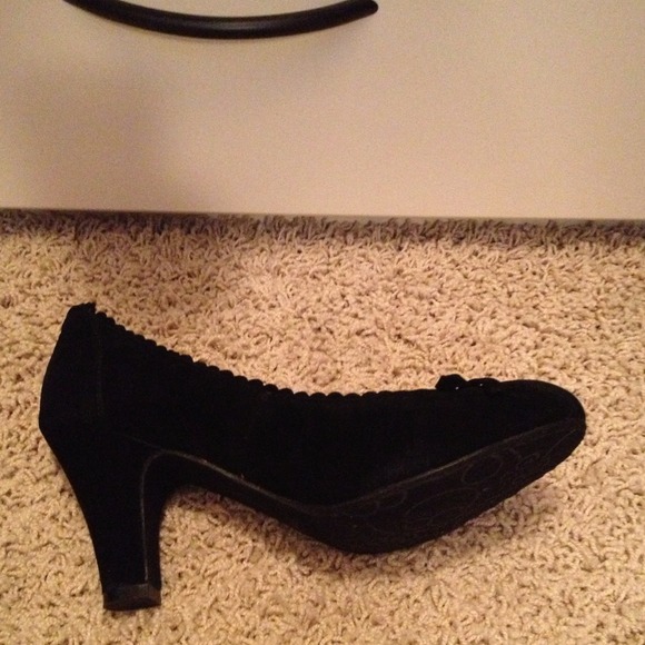 PRICE DROPPED - Never worn black velvet pumps - Picture 3 of 3