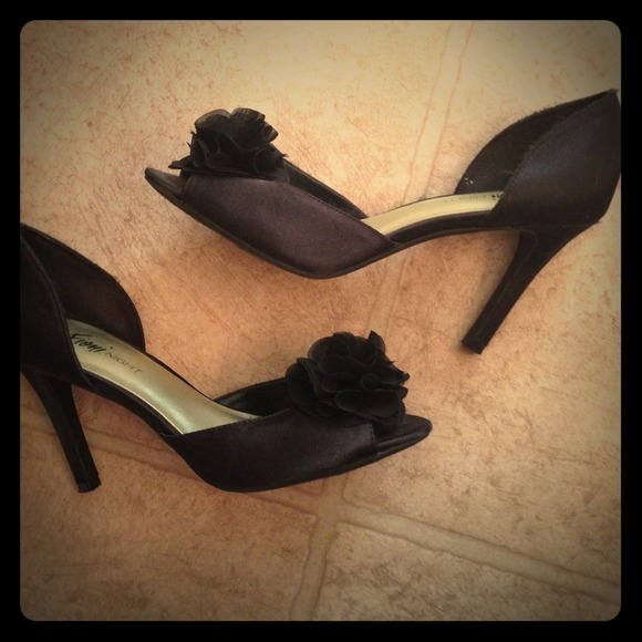 Black peep-toe heels with flower