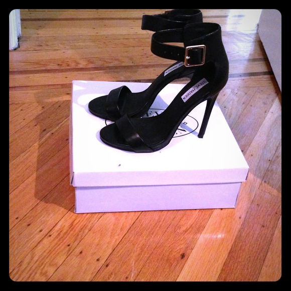 Sexy Pump black one strap w/ ankle buckle