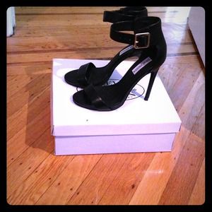 Sexy Pump black one strap w/ ankle buckle