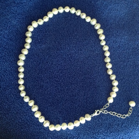 Beautiful Brand New faux pearl necklace! - Picture 2 of 3