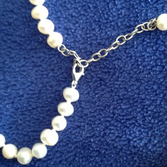 Beautiful Brand New faux pearl necklace! - Picture 3 of 3