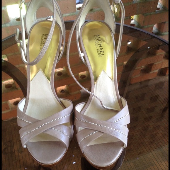 🎉HP🎉 Michael Kors Eleni Platform heels - Picture 2 of 3