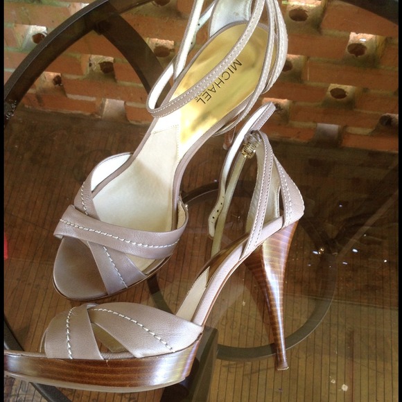 🎉HP🎉 Michael Kors Eleni Platform heels - Picture 3 of 3