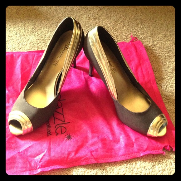 NWOT Shoe dazzle peep toes