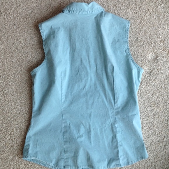 $10 SALE seafoam sleeveless stretch button-up top - Picture 3 of 3