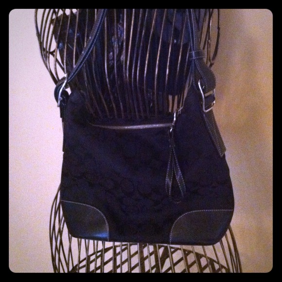 Authentic Black coach bag can be used as crossbody