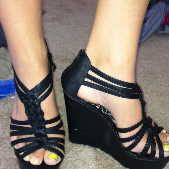 Adorable black strappy heels