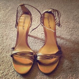 Shoedazzle gold heels