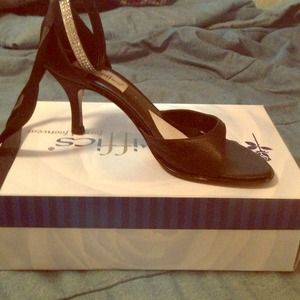 Black heels with gem stap