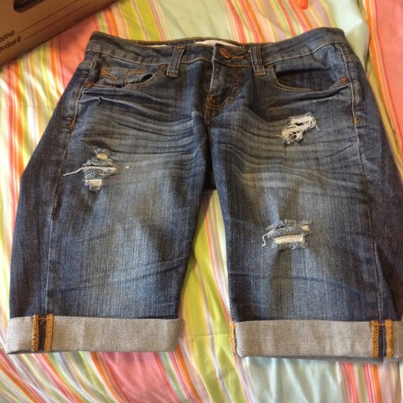 Cropped knee length jeans.