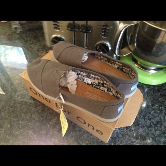 TOMS ash gray shoes. Youth size 4.